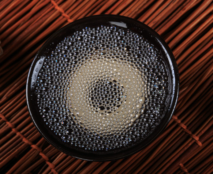 白酒中“固態(tài)發(fā)酵”指的是什么？